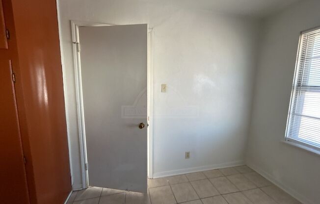 3 beds, 1 bath, $895