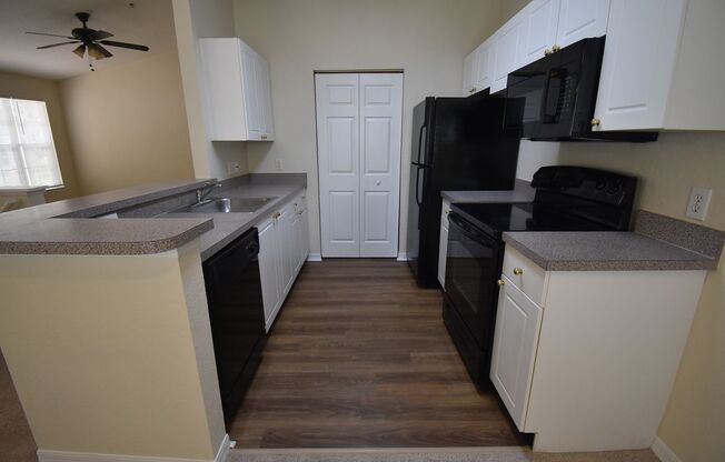 1/1-Crescent Place at Lake Lotus! AVAILABLE NOW! First FULL months rent free!