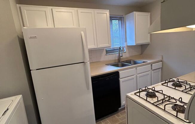 2 beds, 1 bath, 1,147 sqft, $1,000, Unit 411 - E BT