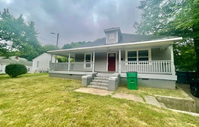 Must view this Adorable 3 bedroom 1 bath home . Located in Thomas Hoskins