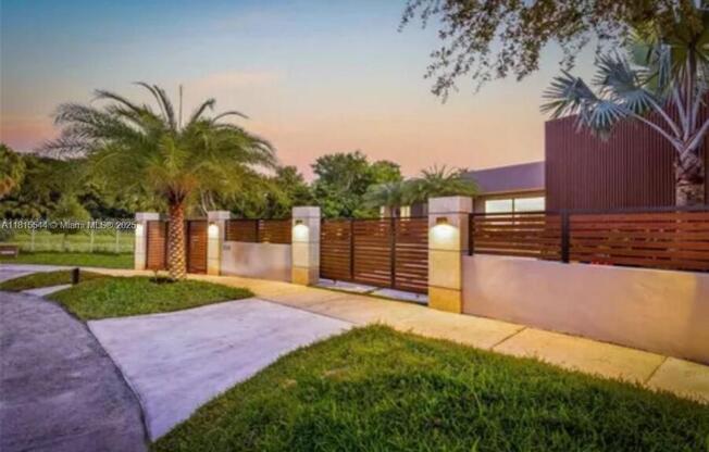 223 S SHR DR