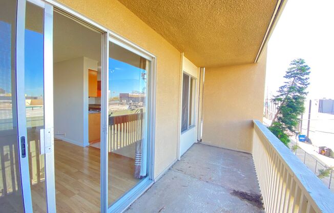 Pacific Beach Condo! 2 BEDROOM 2 BATH with DUAL MASTER SUITES AND 2 ASSIGNED PARKING SPACES!