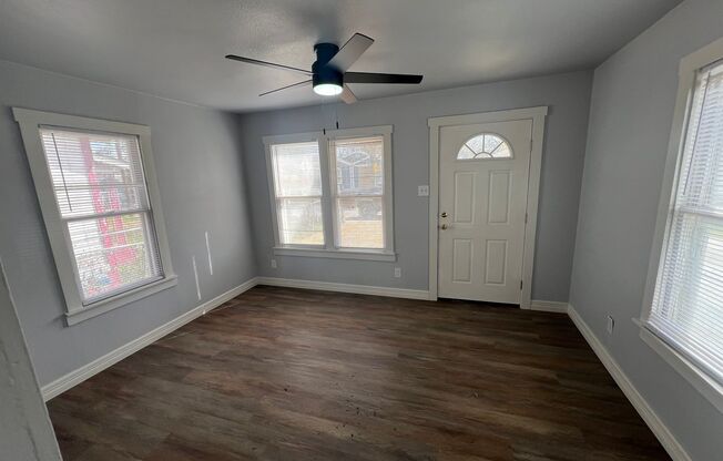 Cute 1/1 Cottage Available for Lease!