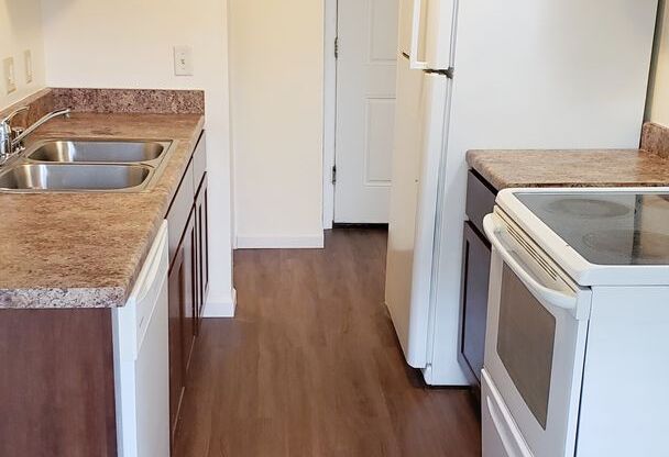3 beds, 1 bath, 950 sqft, $1,424, Unit 5822-3 Russett