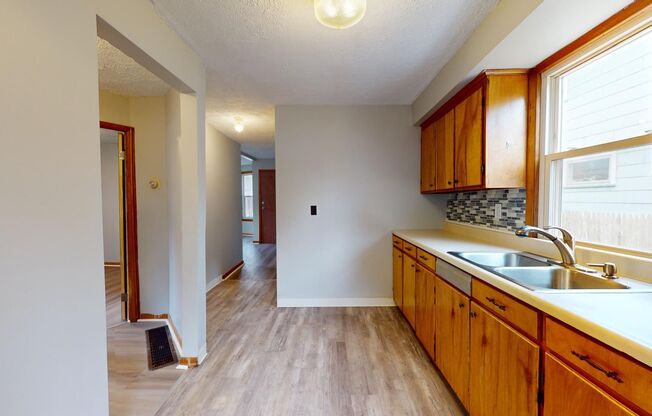 2 beds, 1 bath, 912 sqft, $900, Unit Lower