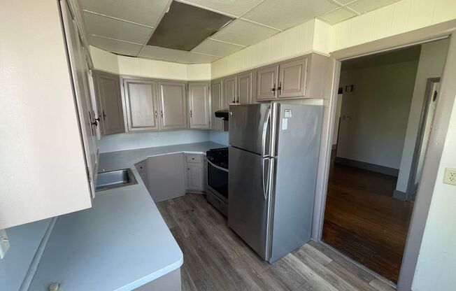 Large Five Bedroom 1.5 Bathroom In York!