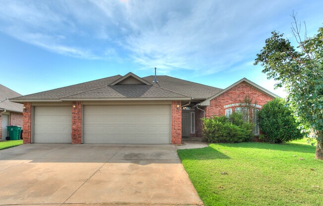 4 bedroom, 2 bath home in Castlebrook Crossing - Mustang Schools