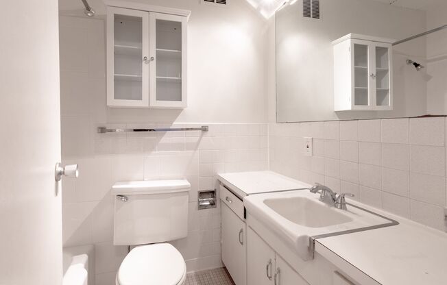 1 bed, 1 bath, 740 sqft, $1,025, Unit 305