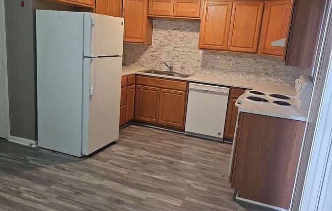 2 beds, 1.5 baths, 1,150 sqft, $995, Unit J01