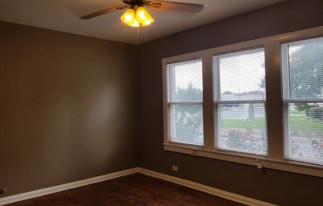 2 beds, 1 bath, 700 sqft, $925