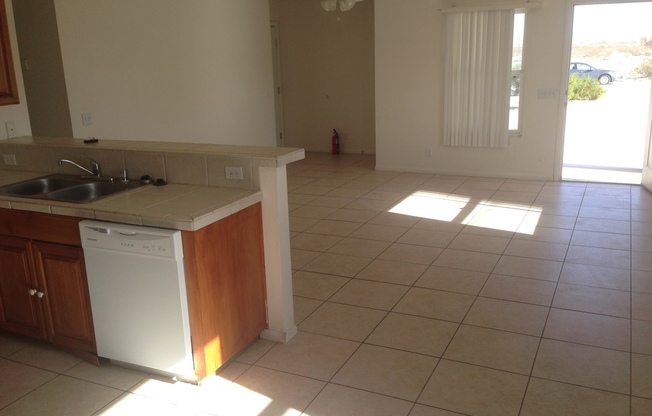 3 beds, 2 baths, $1,400