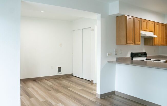 2 beds, 1 bath, 800 sqft, $1,750, Unit 203-2604 South Campus Place