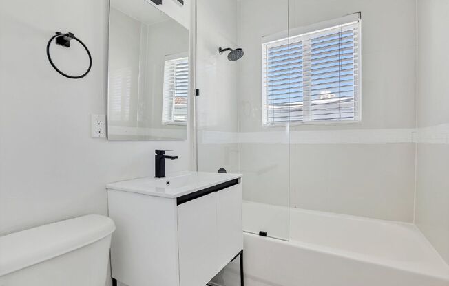 2 beds, 1 bath, 800 sqft, $2,000, Unit 14