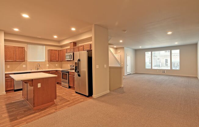 Spacious End Unit Townhome - 2 Primary Ensuite Bedrooms