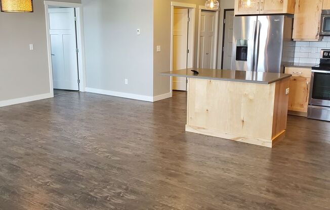 3 beds, 2.5 baths, $2,250, Unit 307