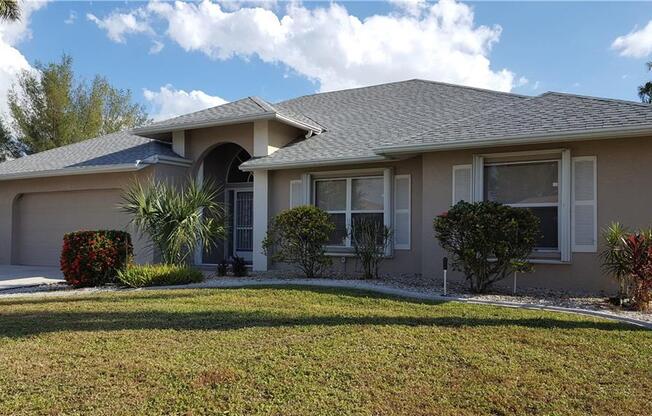 Gulf access Pet Friendly Pool home in SW Cape Coral with Boat lift!