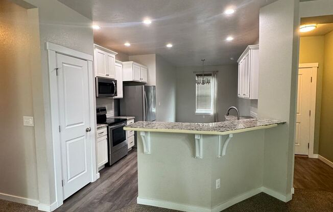 New on Market! Close to Freeway and Shopping!