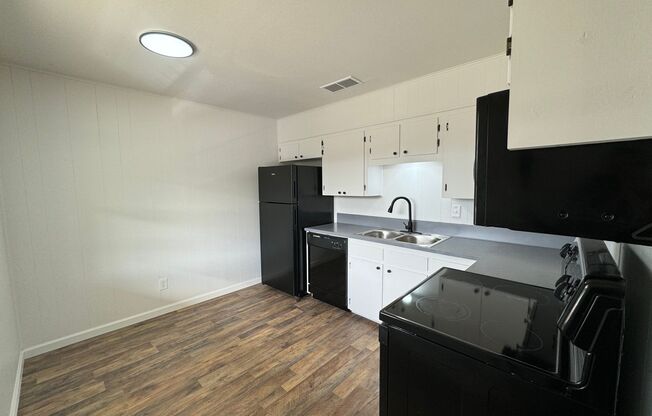 2 beds, 1 bath, 700 sqft, $695, Unit Unit H