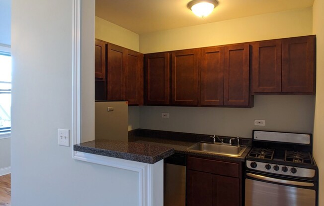 818 W Diversey Ave