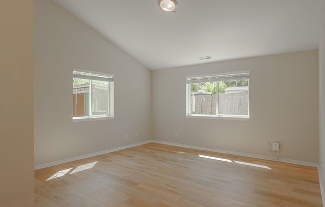 Large Garage in Burien 2bd 1.5ba home!