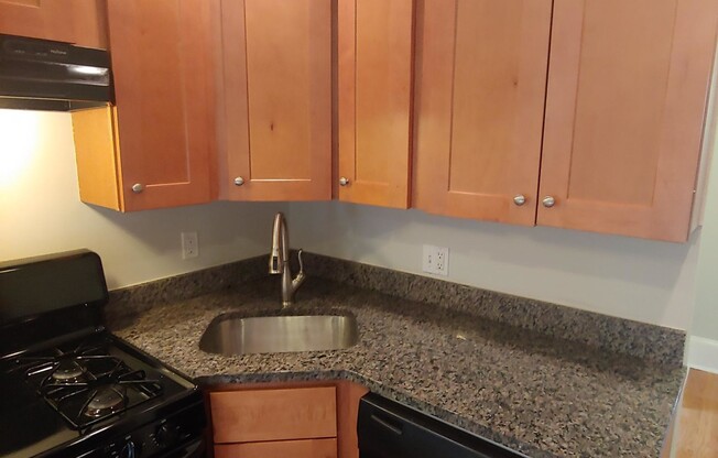 2 beds, 1 bath, $3,400, Unit 14