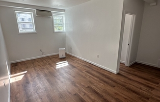 2 beds, 1 bath, $2,150, Unit 4