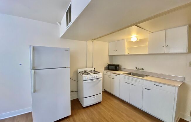 Studio, 1 bath, 425 sqft, $1,395, Unit 52