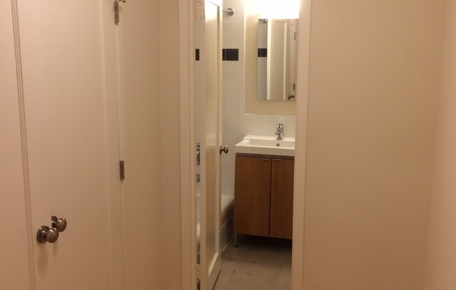 Studio, 1 bath, 440 sqft, $2,640, Unit 0112