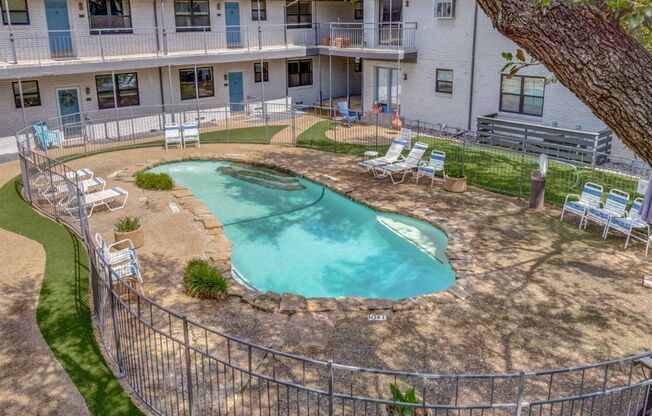 Inwood and Lemmon area, 1 Bedroom, 1 Bath Available now.