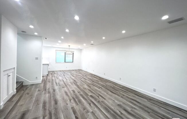 1226 N KINGS RD