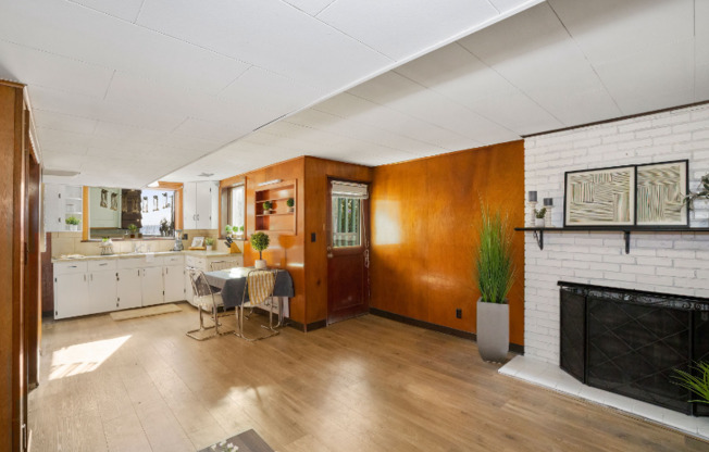 1613 SCOTT PL
