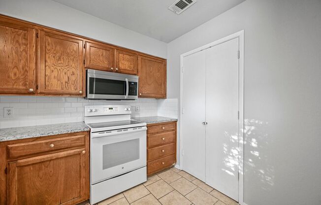 2 beds, 1 bath, 965 sqft, $1,450, Unit 1128