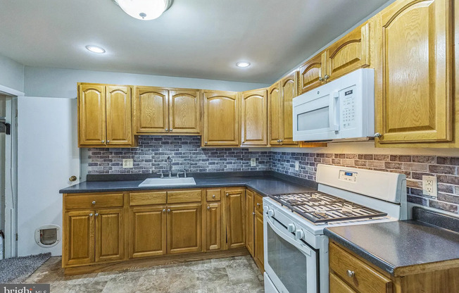 Spacious & Updated Grays Ferry Rowhome Near Parks and Center City — Accepting ALL PHA voucher holders