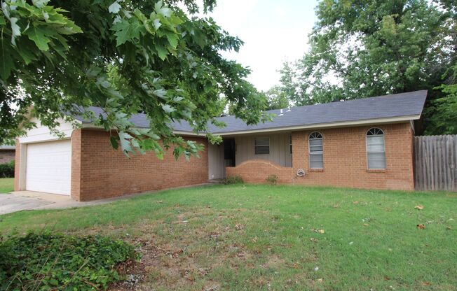 Large 3 bedroom, 2 bath, 2 car garage home in Norman close to campus