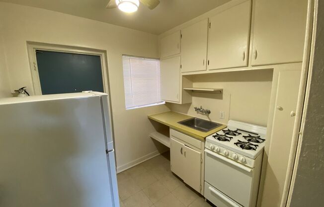 COZY 1 BEDROOM W/ALL UTILITIES INCLUDED - FIRST MONTH FREE!