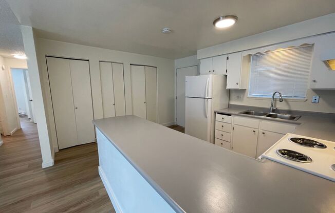 2 beds, 1 bath, 780 sqft, $1,100, Unit 11