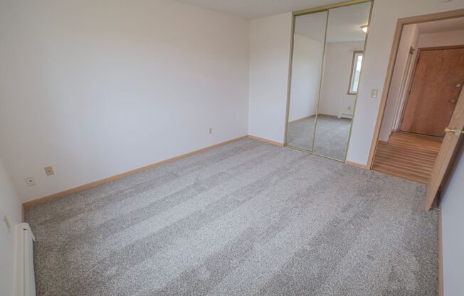 2 beds, 1 bath, 905 sqft, $799, Unit 122