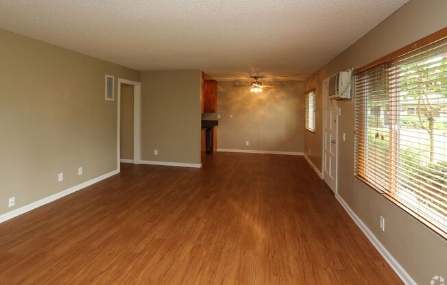 2 beds, 1 bath, 894 sqft, $2,403, Unit J5