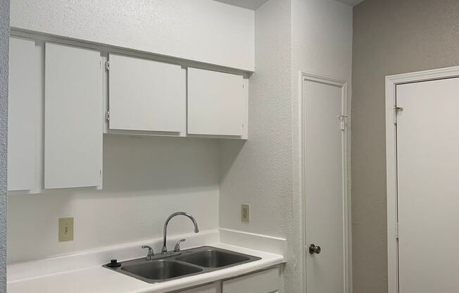 2 beds, 2 baths, 1,038 sqft, $1,085, Unit 2007
