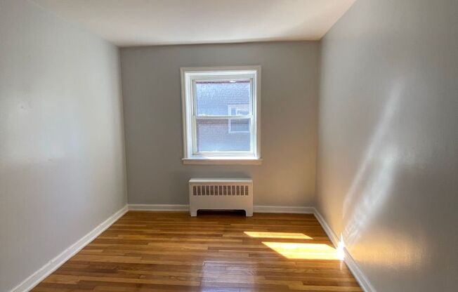 2 beds, 1 bath, $2,300, Unit 4A