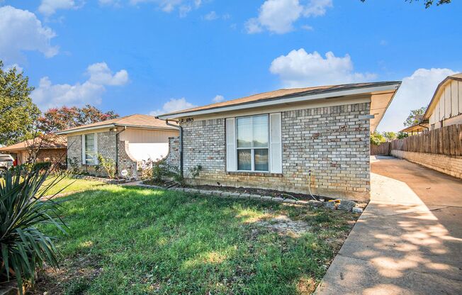 Beautifully Crafted 2 bed 2 bath duplex located in Weatherford, Tx.