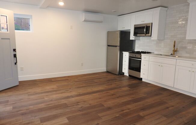 2 beds, 1 bath, $3,200, Unit 3630per