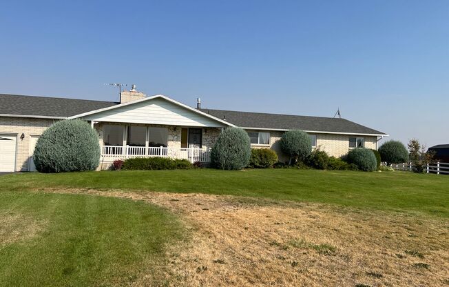 Beautiful 3 bed 2.5 bath home with over 2,000 sqft. just outside of Rexburg