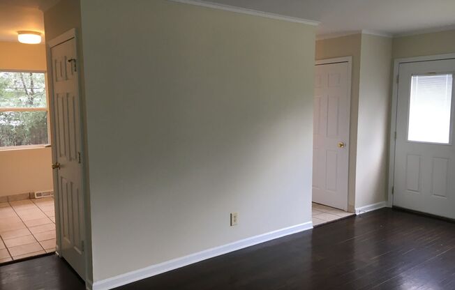 **3-BEDROOM CAPE COD w/ 1-CAR GARAGE IN BEECHWOLD!!**