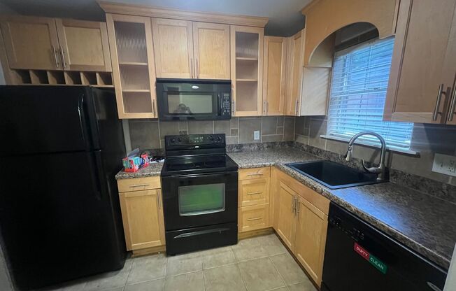 2 bed 2 bath off Baxter St.