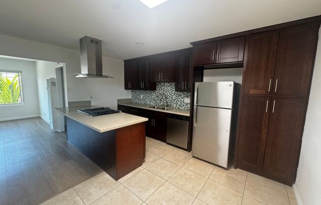 2210 Vanderbilt Ln
