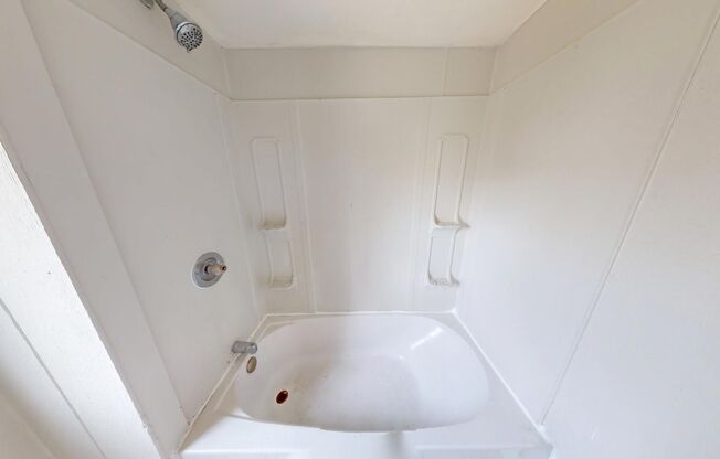 2 beds, 1 bath, 735 sqft, $900, Unit Unit 4