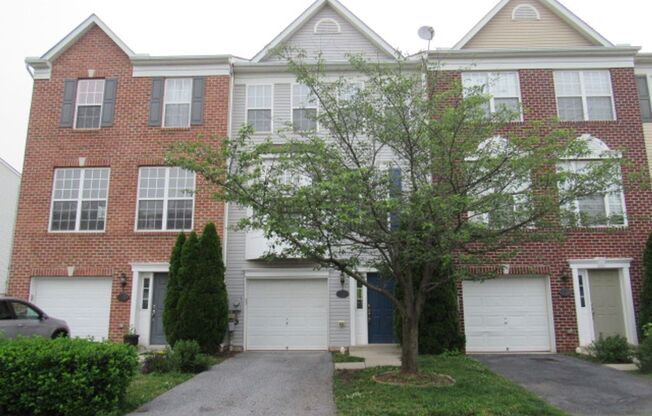 Simply the BEST Oversized Townhouse in Frederick ( min 2 year lease )