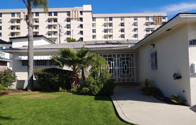 Large 5 Bedroom 3 Bath House that Sleeps 6-7, Behind the UT