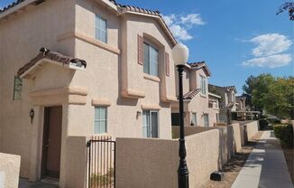 CHARMING 3-BEDROOM TOWNHOME ON SOUTH END OF STRIP